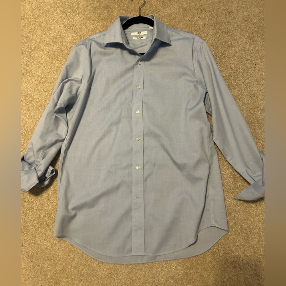 Men’s slim fit dress shirt 
Uniqlo